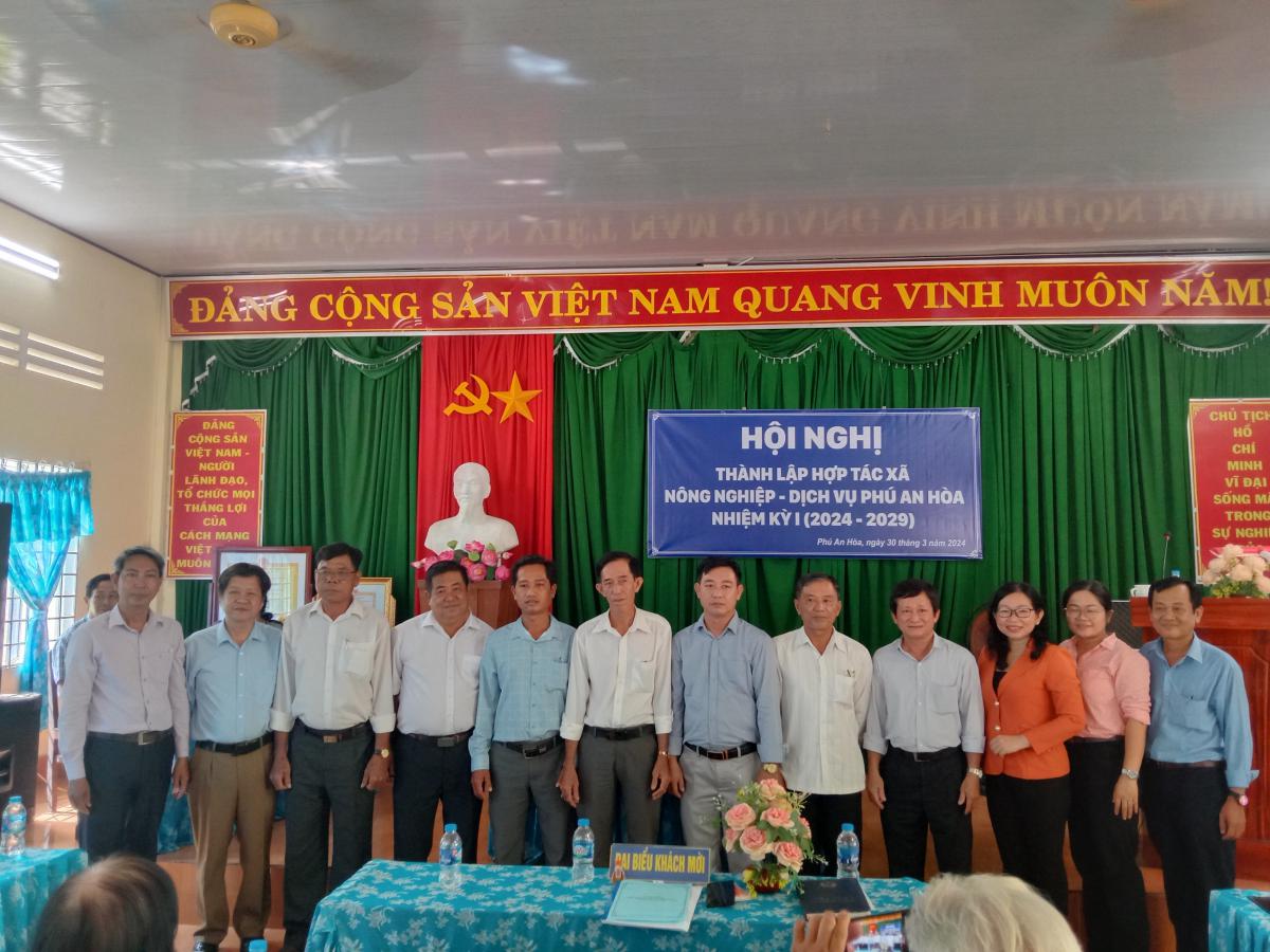 Hội đồng Quản trị và Ban Kiểm soát ra mắt Hội nghị và chụp ảnh lưu niệm với các đại biểu